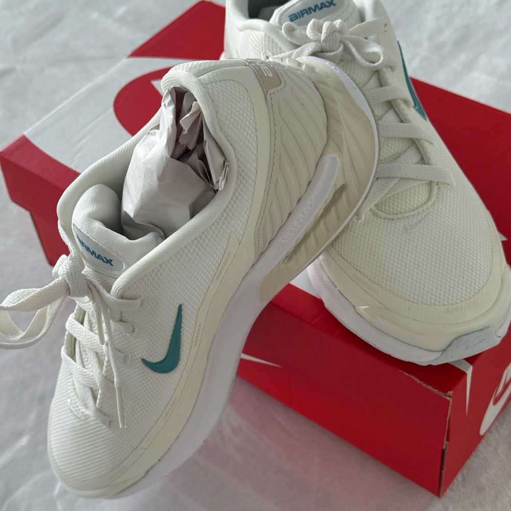 NWT NIKE AIR MAX BIA TENNIS
SHOE Size 9 COLOR WHITE/ CREAM AND GREEN NEW IN BOX